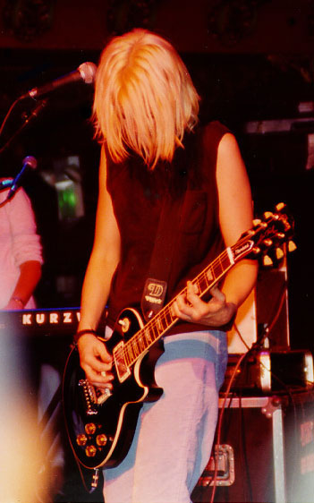 bands/juliana_hatfield/1995-10-30/01-GAMH-live-hair.jpg