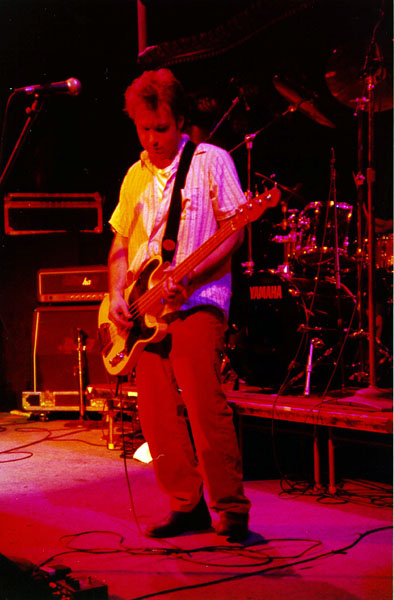 bands/juliana_hatfield/1995-10-30/02-GAMH-live-bass.jpg