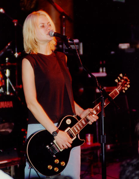 bands/juliana_hatfield/1995-10-30/05-GAMH-live-JH.jpg