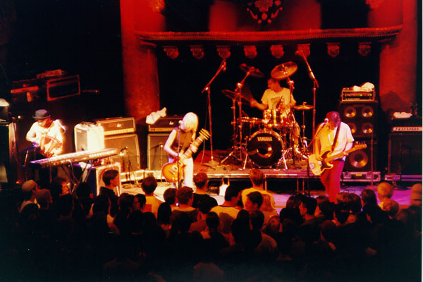 bands/juliana_hatfield/1995-10-30/07-GAMH-live-all-02.jpg