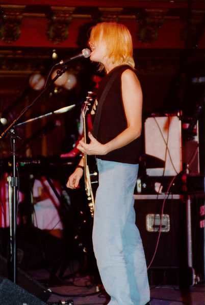 bands/juliana_hatfield/1995-10-30/08-GAMH-live-sing.jpg