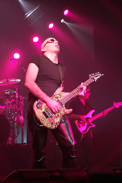 bands/joe_satriani/2000-05-19/1104.jpg
