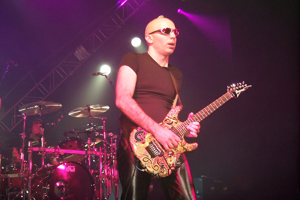 bands/joe_satriani/2000-05-19/1105.jpg