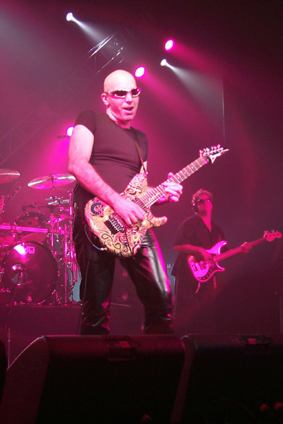 bands/joe_satriani/2000-05-19/1107.jpg