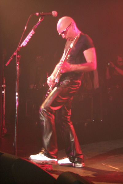 bands/joe_satriani/2000-05-19/1123.jpg