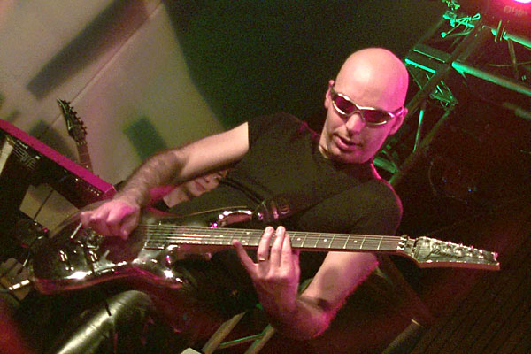 bands/joe_satriani/2000-05-22/P0001205.jpg