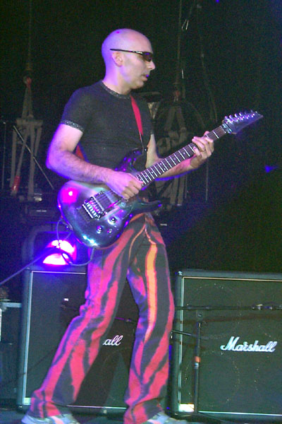 bands/joe_satriani/2002-08-11/P0003842.jpg