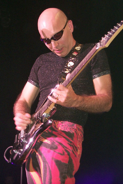 bands/joe_satriani/2002-08-11/P0003858.jpg