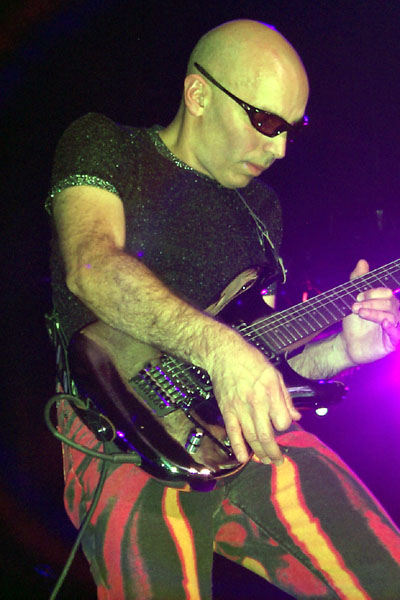 bands/joe_satriani/2002-08-11/P0003861.jpg