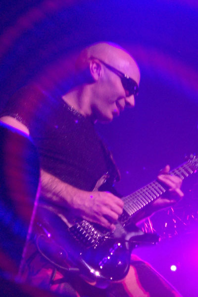 bands/joe_satriani/2002-08-11/P0003862.jpg