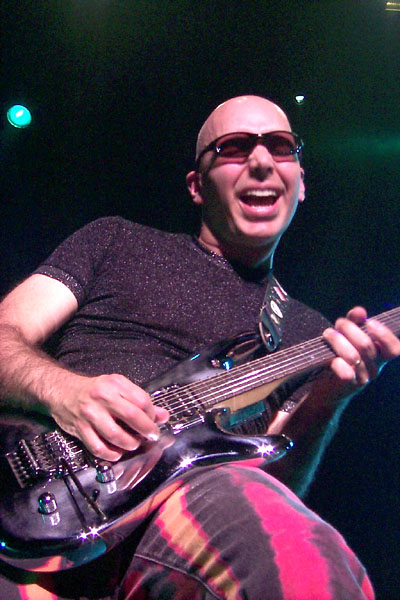 bands/joe_satriani/2002-08-11/P0003865.jpg