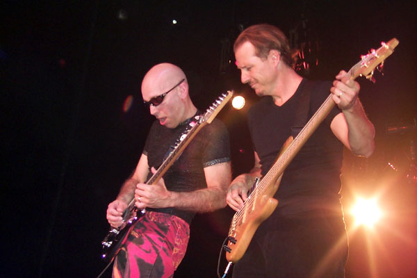 bands/joe_satriani/2002-08-11/P0003873.jpg