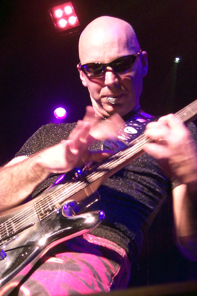 bands/joe_satriani/2002-08-11/P0003875.jpg