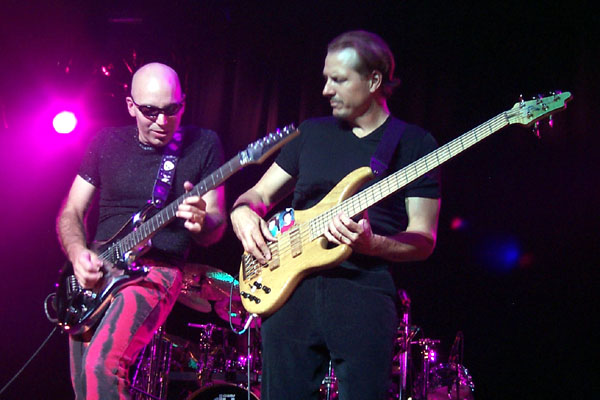 bands/joe_satriani/2002-08-11/P0003885.jpg