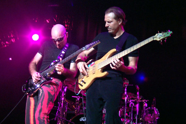 bands/joe_satriani/2002-08-11/P0003886.jpg