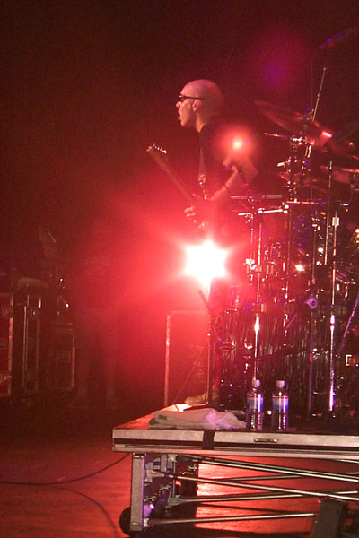 bands/joe_satriani/2002-08-11/P0003933.jpg