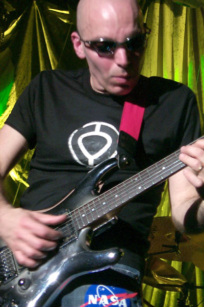 bands/joe_satriani/2003-02-01/P0004746.jpg