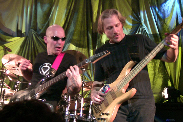 bands/joe_satriani/2003-02-01/P0004748.jpg