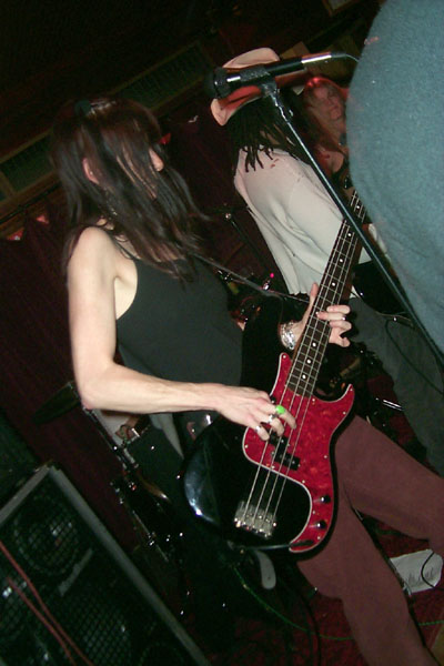 bands/liar/2000-02-26/14-paula_rock.jpg