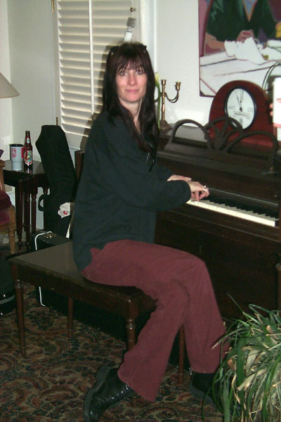 bands/liar/2000-02-26/20-paula_piano.jpg