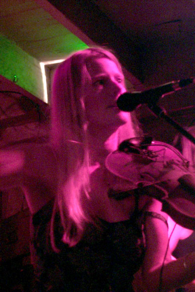 bands/tiny/2000-02-18/04-sheila_magenta.jpg
