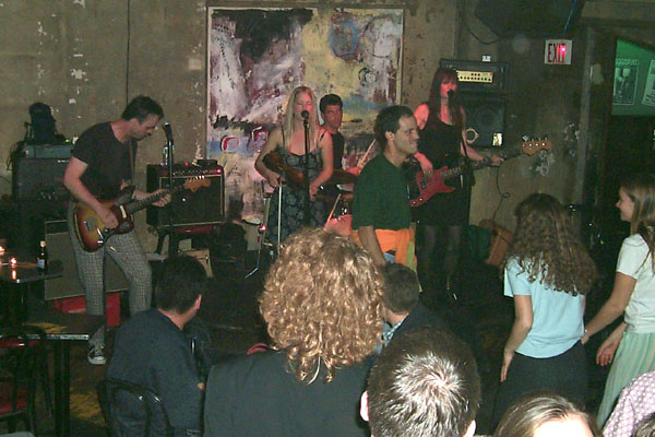 bands/tiny/2000-02-18/17-band_crowd.jpg